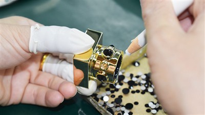 Mångsidighet och precision av strass parfymkapar